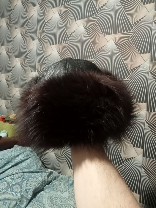 Продам шапку натуральный мех и кожа.