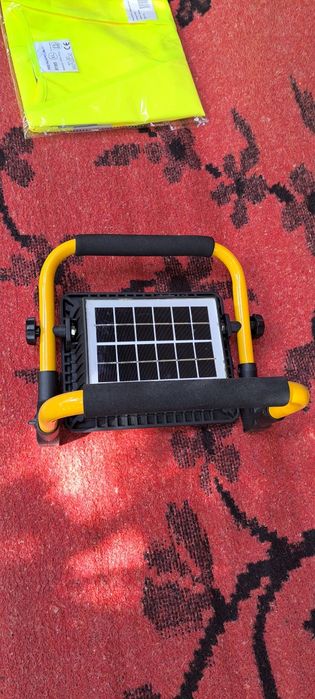 Proiector led 50 w cu incarcare solara