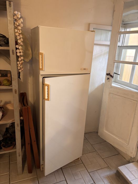 Vand 2 buc. frigider si concelator