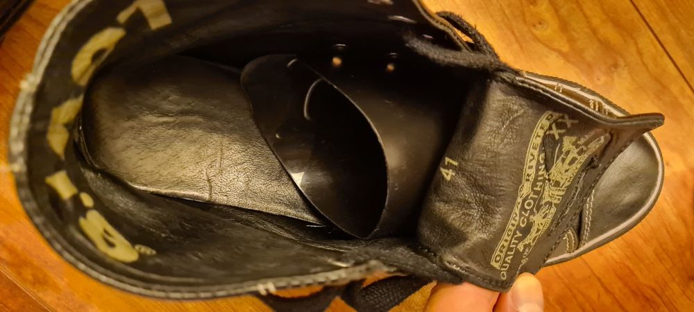 Converse Levi's piele