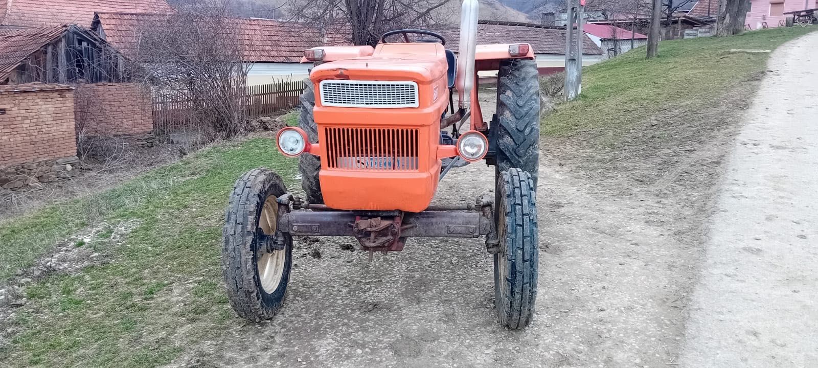 Vând tractor Fiat 600-640