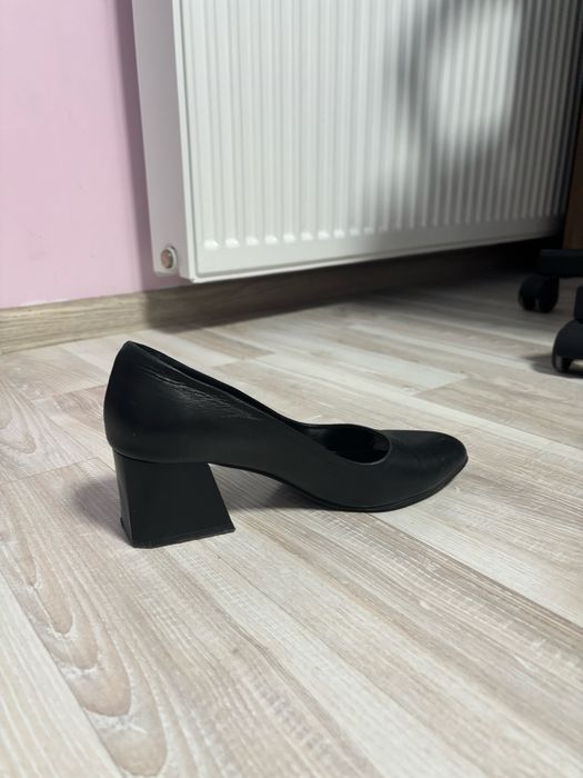 Черни отворени обувки на висок ток Verano