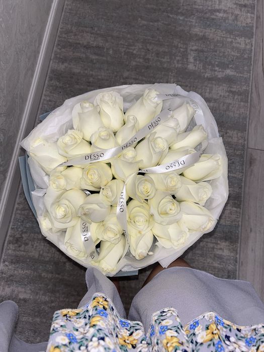 Свежие белые розы из DeSSo, купленные вчера ночью.Белые розы.