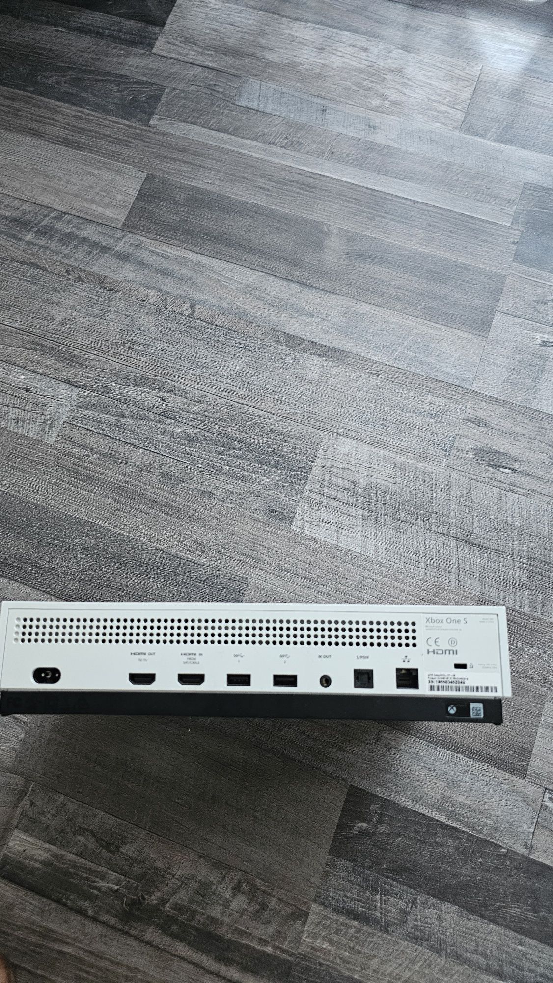 Xbox One S + 2 manete joystick-uri 500 gb Memorie!!!