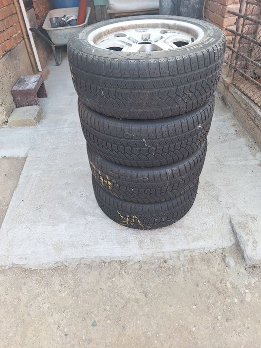Vând jente cu cauciucuri de iarnă  R17
