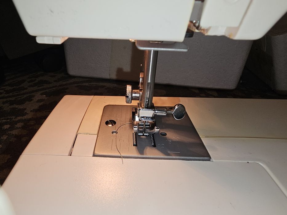 Masina de cusut noua neutilizata AEG 790 cu 23 de cusaturi