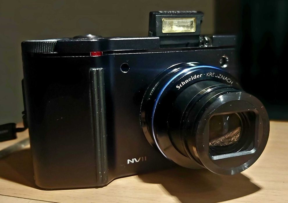 Camera foto Samsung NV11 cu Obiectiv Schneider-Kreuznach