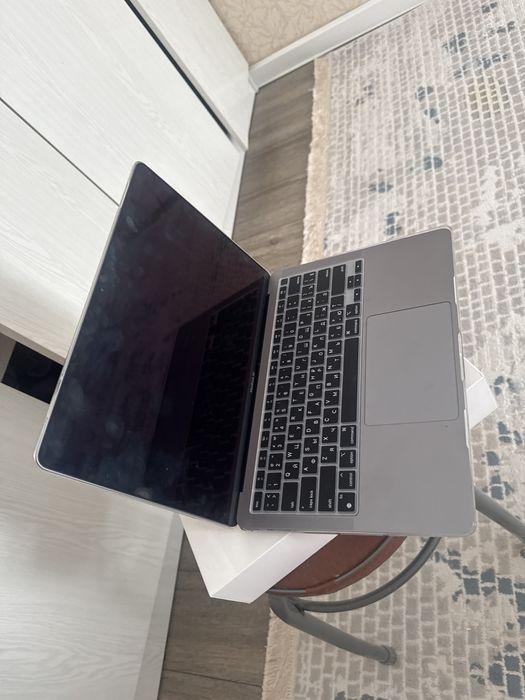 Ноутбук Apple макбук почти не пользовалась