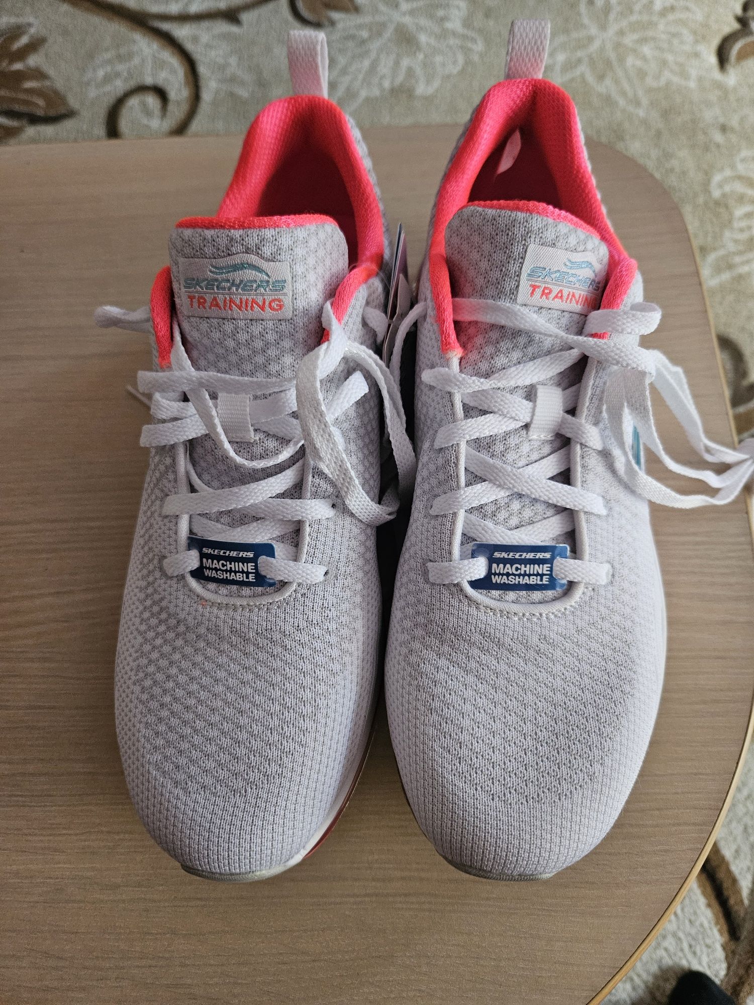 Vând skechers  marimea 39 noi