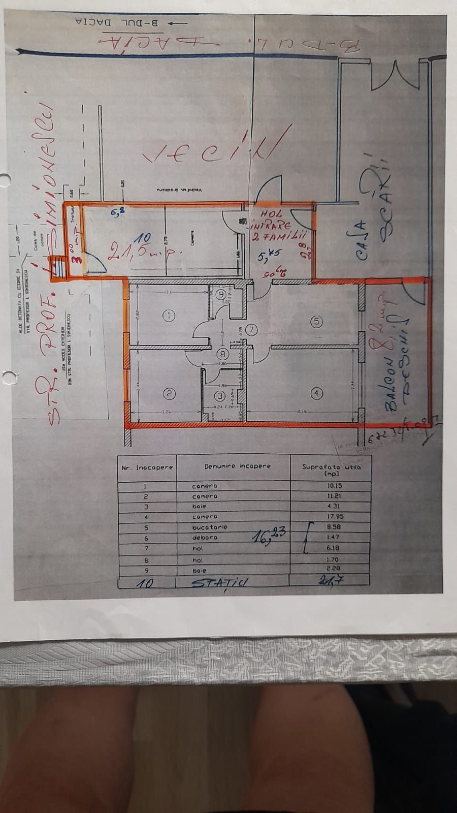 Vand apartament la parter și spațiu comercial