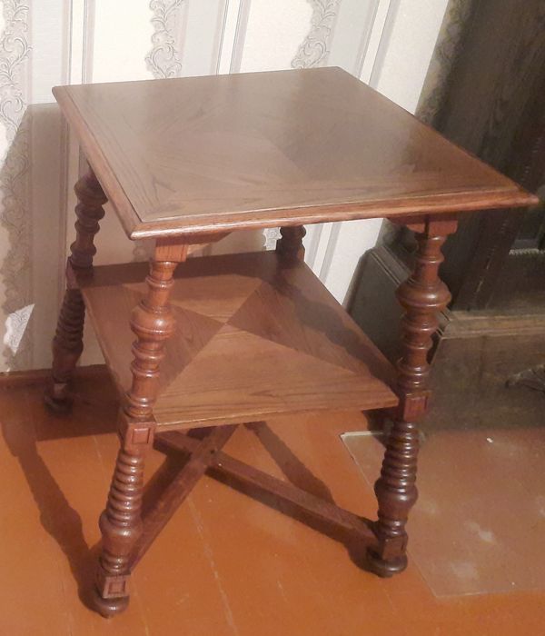 Продам антикварный стол.