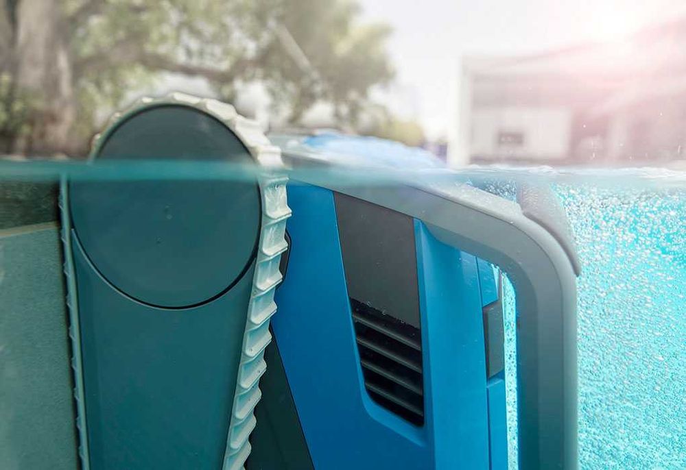 Robot aspirator  curatare piscina Maytronics Dolphin Supreme M700