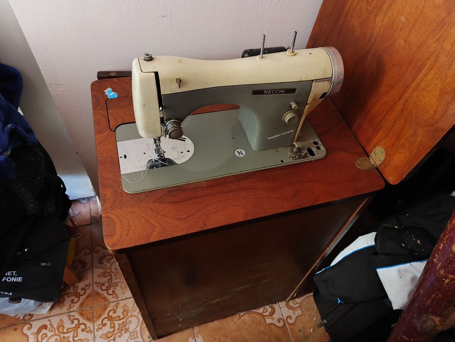 Vând mașină de cusut