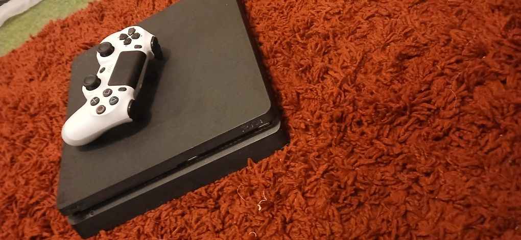 Văd ps4 670lei  foarte bun