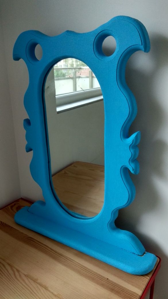 Старо огледало с масивна, дървена рамка