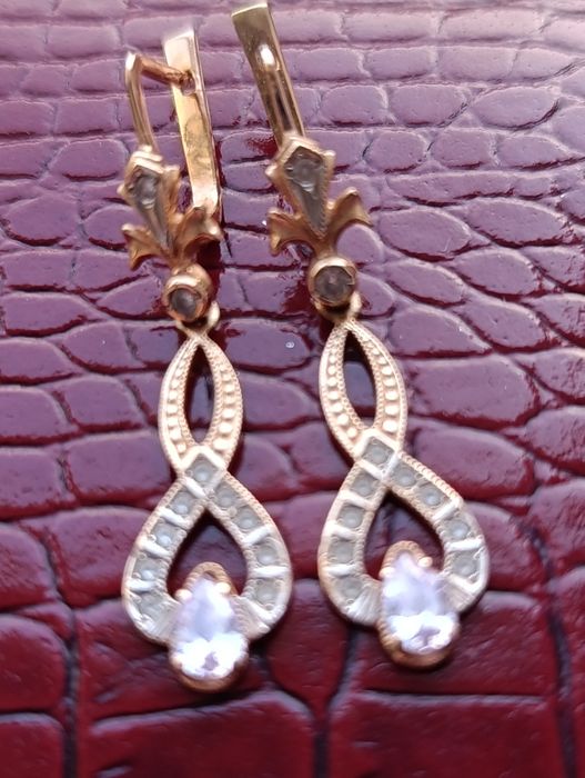 Золотые сережки с фионитами