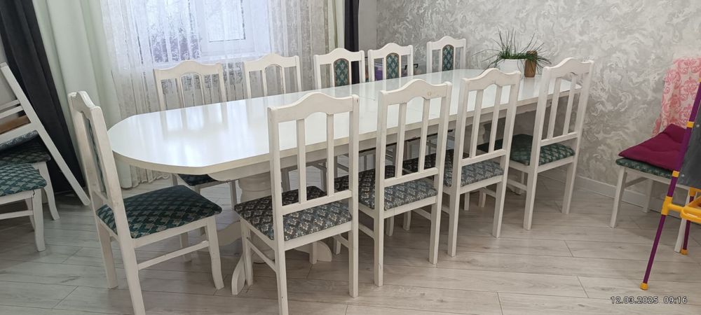 Стол со стульями