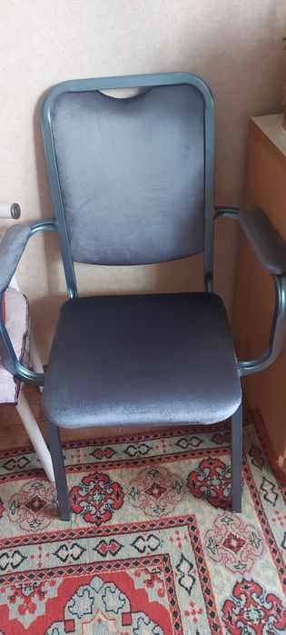 Стул с подлокотником
