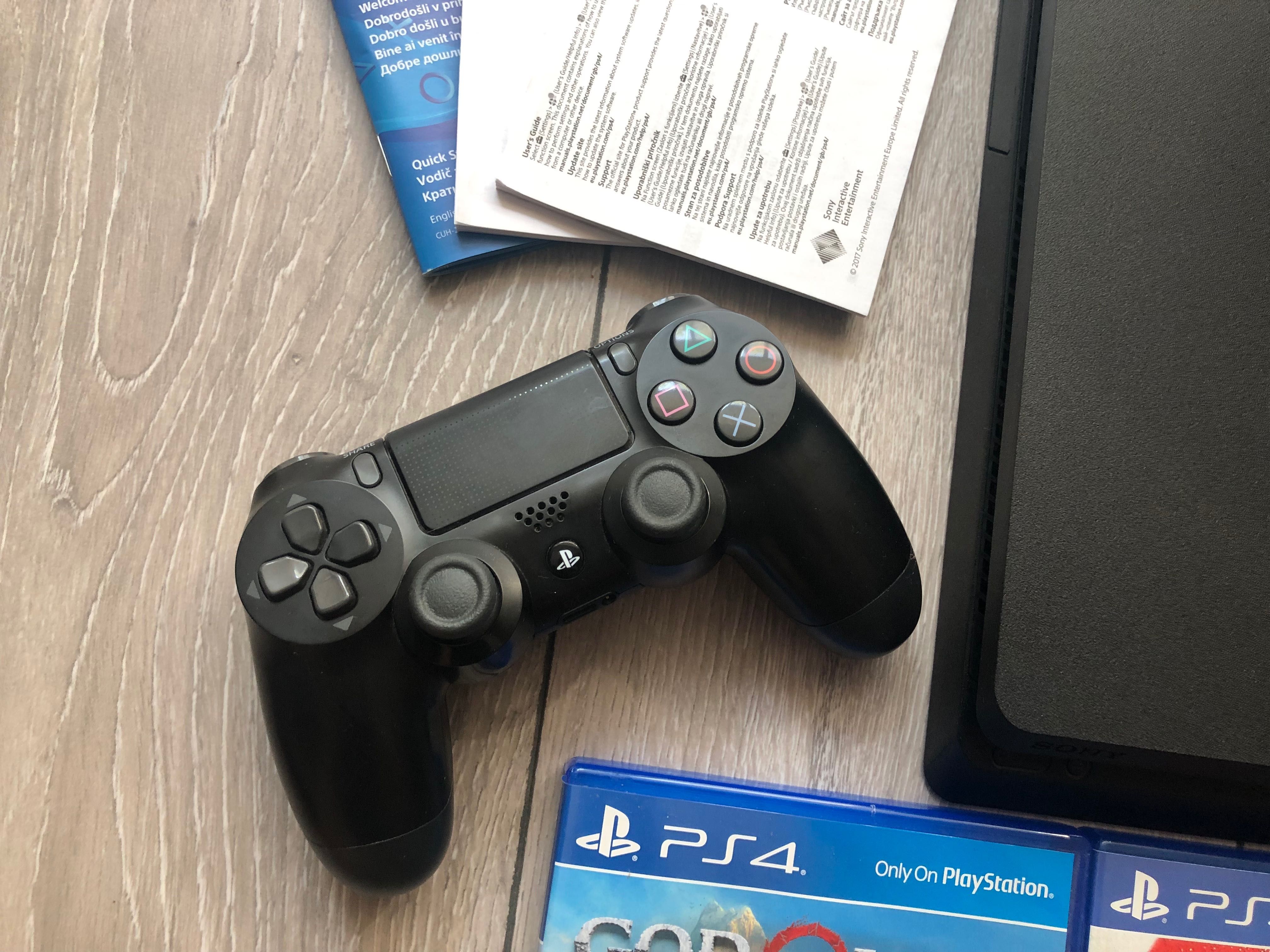 Playstation 4 с джойстик и The Last Of Us God Of War Remastred