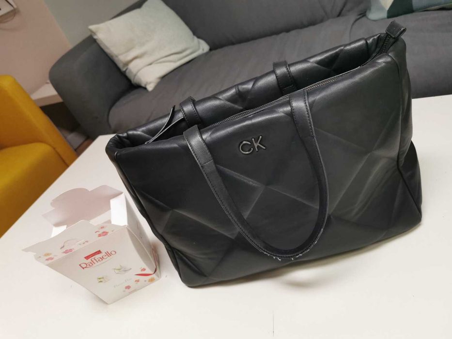Чанта Calvin Klein CK, черна, събира лист А4