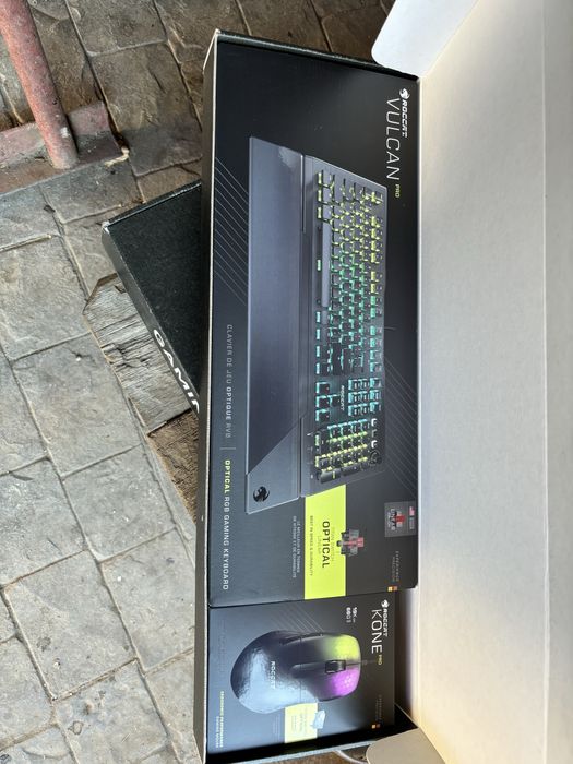 Kit tastatura plus mouse roccat vulcan pro nou