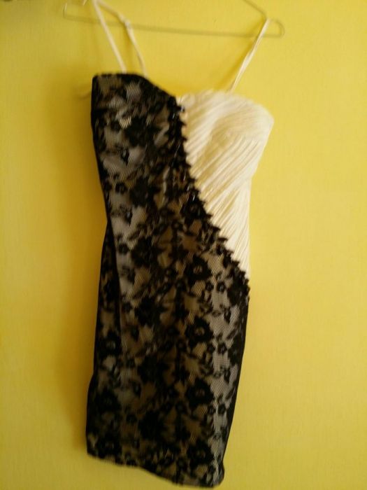 Vand  rochie de seara culoare bej cu dantela neagra