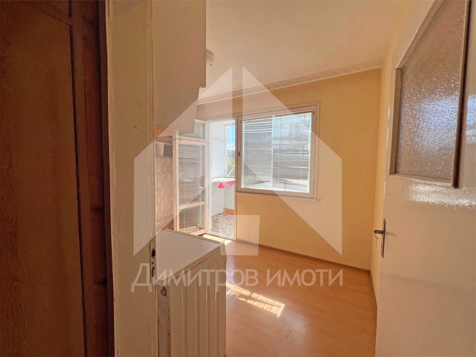 Продава ЕДНОСТАЕН апартамент тип гарсониера в гр. Нови пазар! Саниран!
