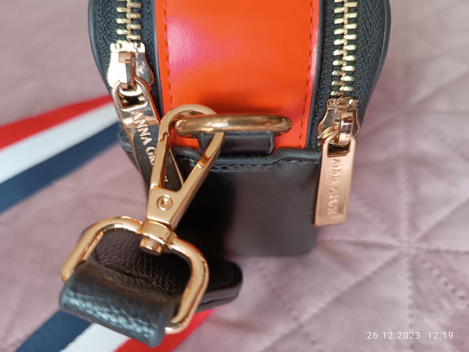 Чанта в червено и черно