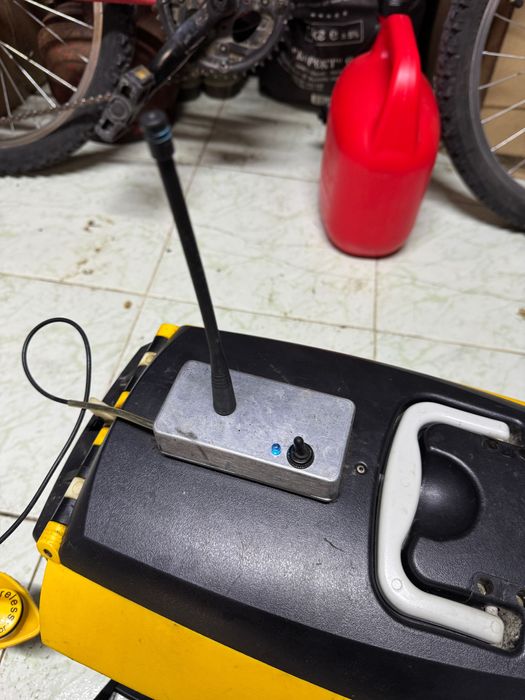 Лодка за захранка DAM със сонар