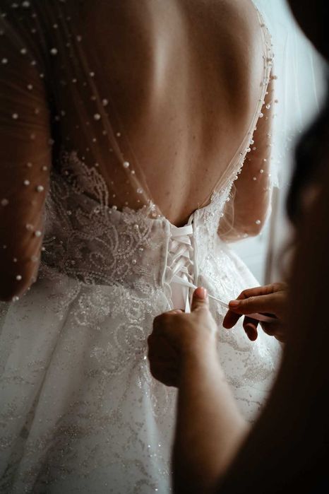 Rochie de mireasa +costum de mire in acelasi pret