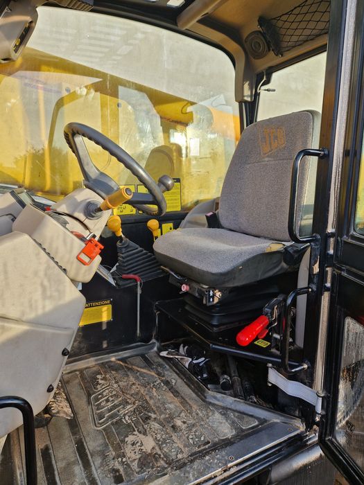 Încărcător telescopic JCB