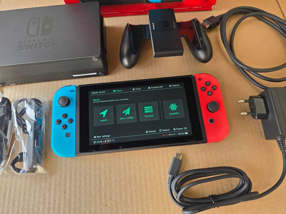 Nintendo Switch + 128гб карта памет + чип и всички аксесоари