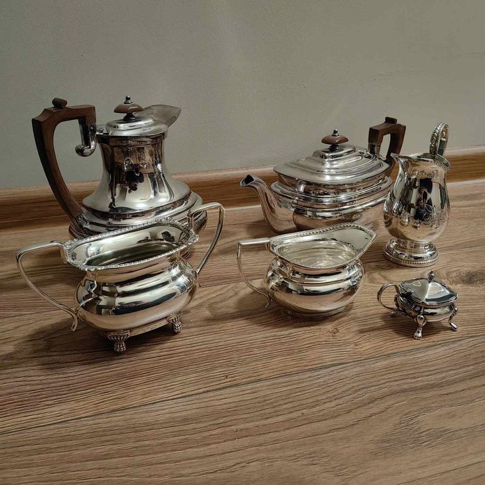 Красив антикварен к-т производство на Roberts & Belk Ltd и Viners