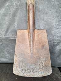 Царска лопата с инициали