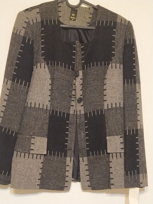 Nou! Costum damă, marimea 46!