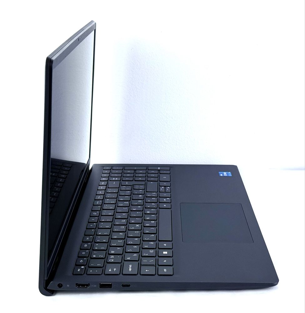 Лаптоп Dell Vostro 3530 i5-1334U 16RAM 512SSD Перфектен! Гаранция!