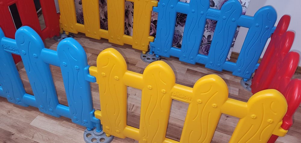 Vând țarc de joacă