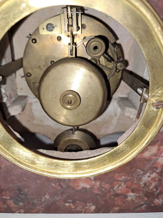 ceas de semineu bronz dore si marmura rosie