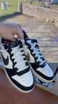 vand adidasi nike
