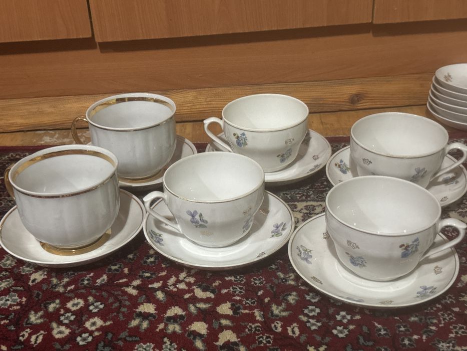 Продается посуда новая  чайники и чашечки с блютцами