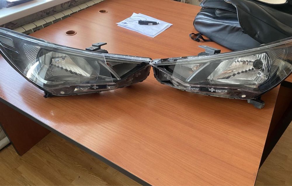 Фары На Хюндай Акцент 2021 передние 2 б/у задний 1 новый