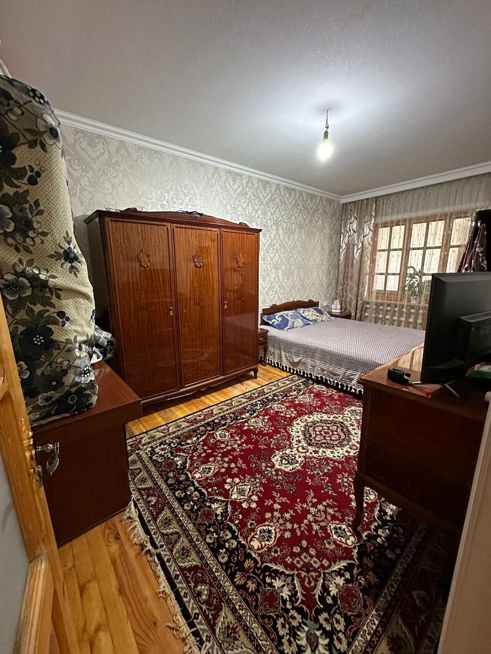 Продаётся участок 3.2 сотка.  5 комнаты.