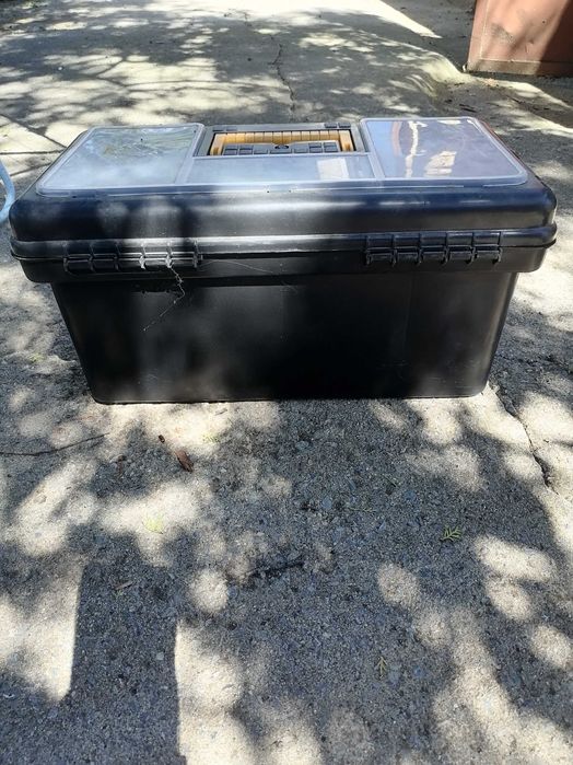 Продавам куфар за риболовни принадлежности