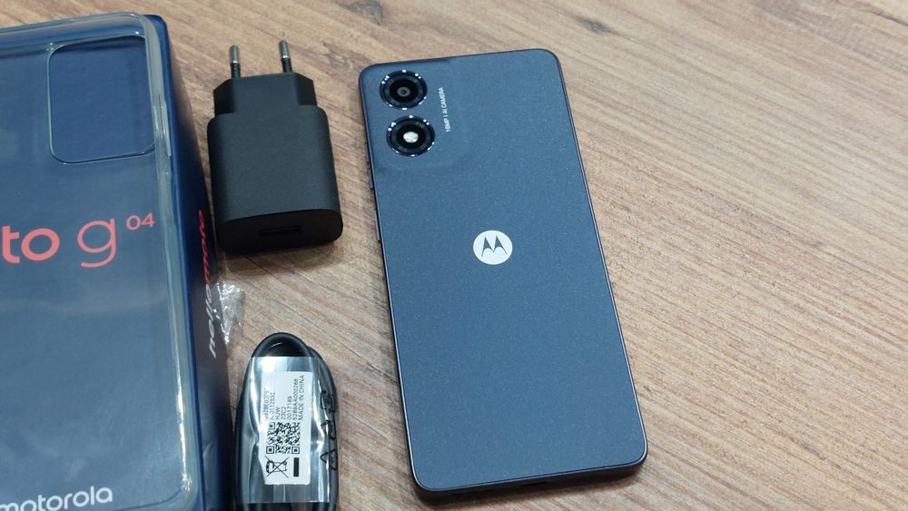 чисто нов смартфон Motorola Moto G04 64GB с гаранция