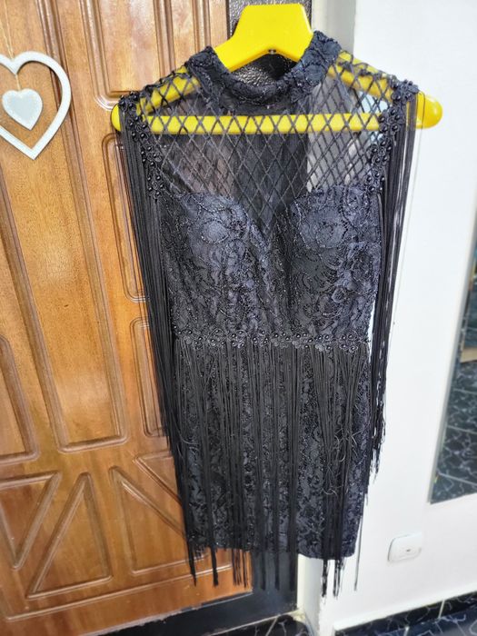 Rochie eleganta cu franjuri și paiete.