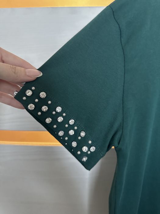 Продавам чисто нова тениска Stradivarius