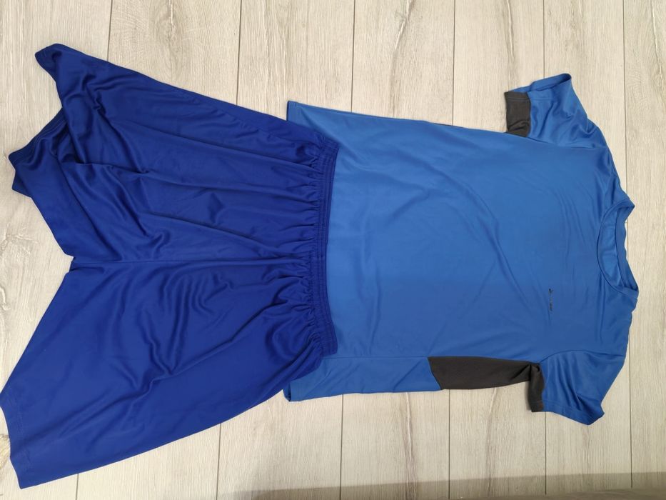 Синие шорты и футболка