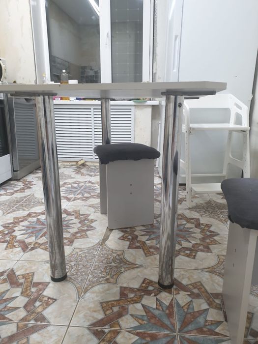 Продам кухонный стол