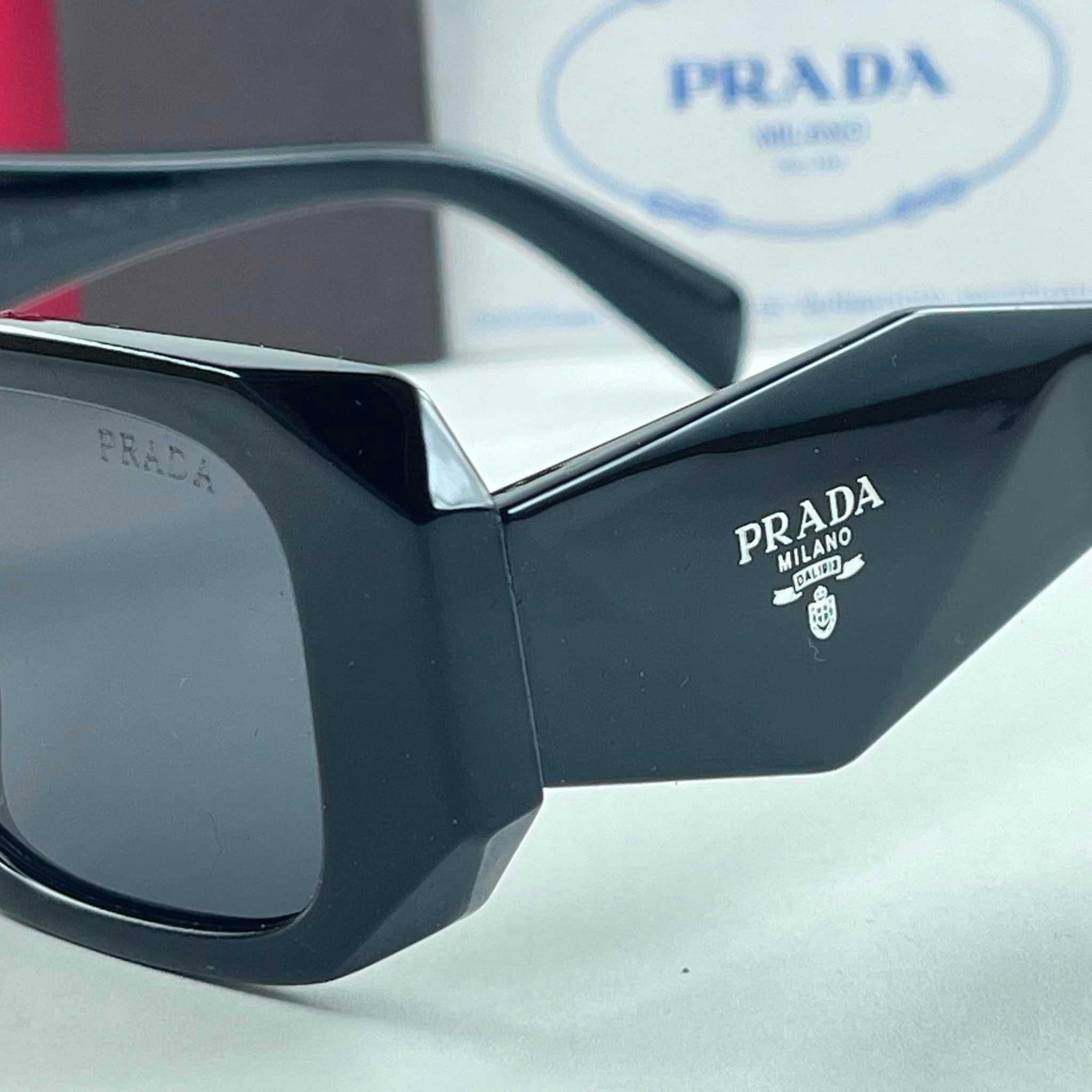 Слънчеви очила Prada Sunglasses Правоъгълни Черни Прада УВ400 защита