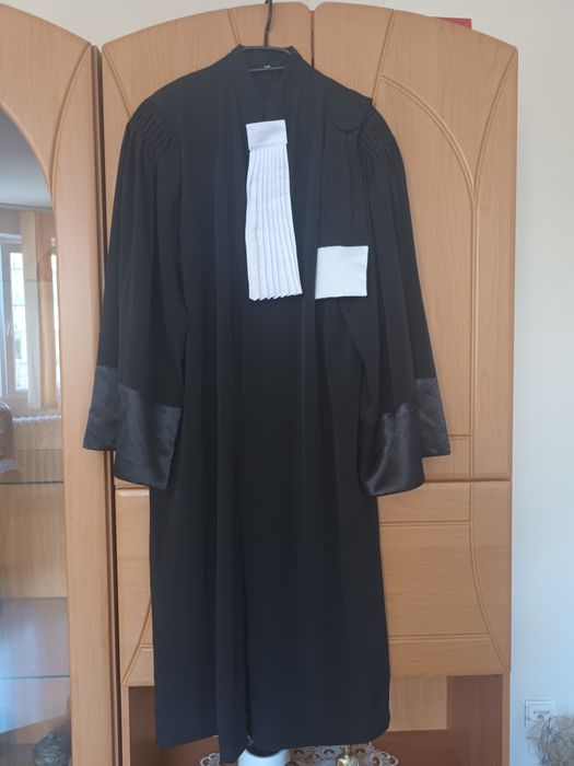 Vând roba avocat noua. Material nesifonabil mărime 36